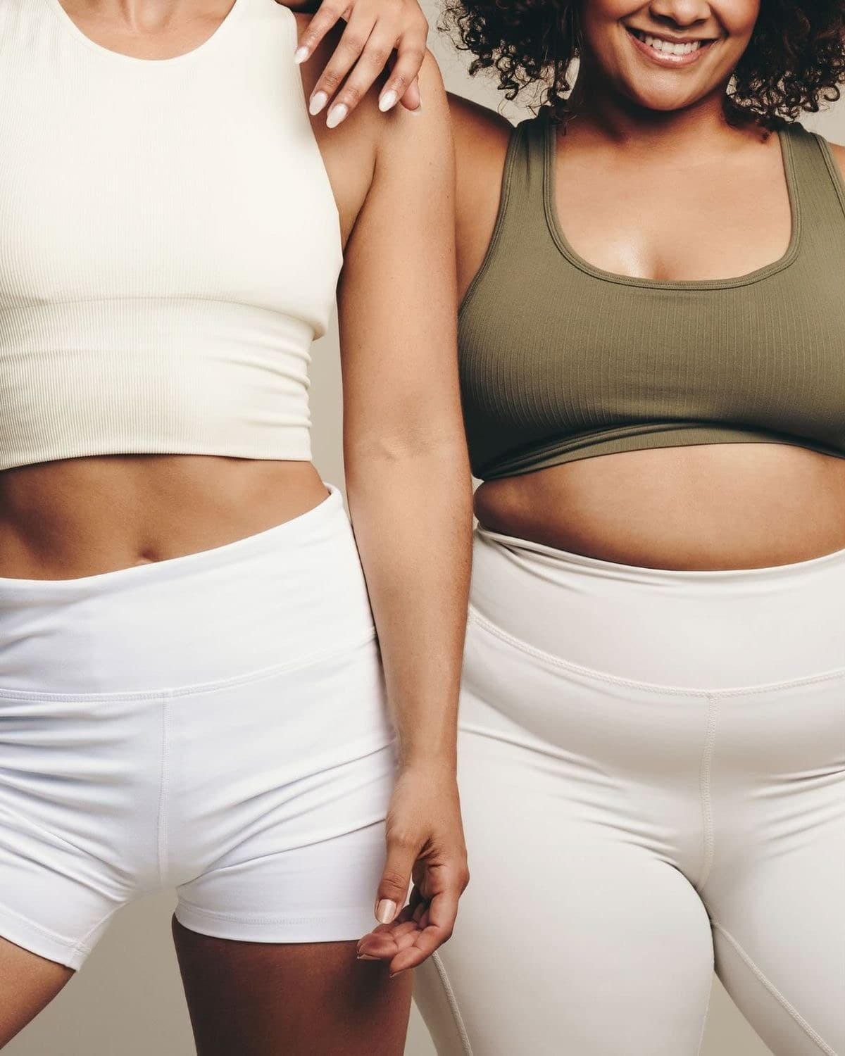 Deux femmes de morphologies différentes en tenue de sport claire