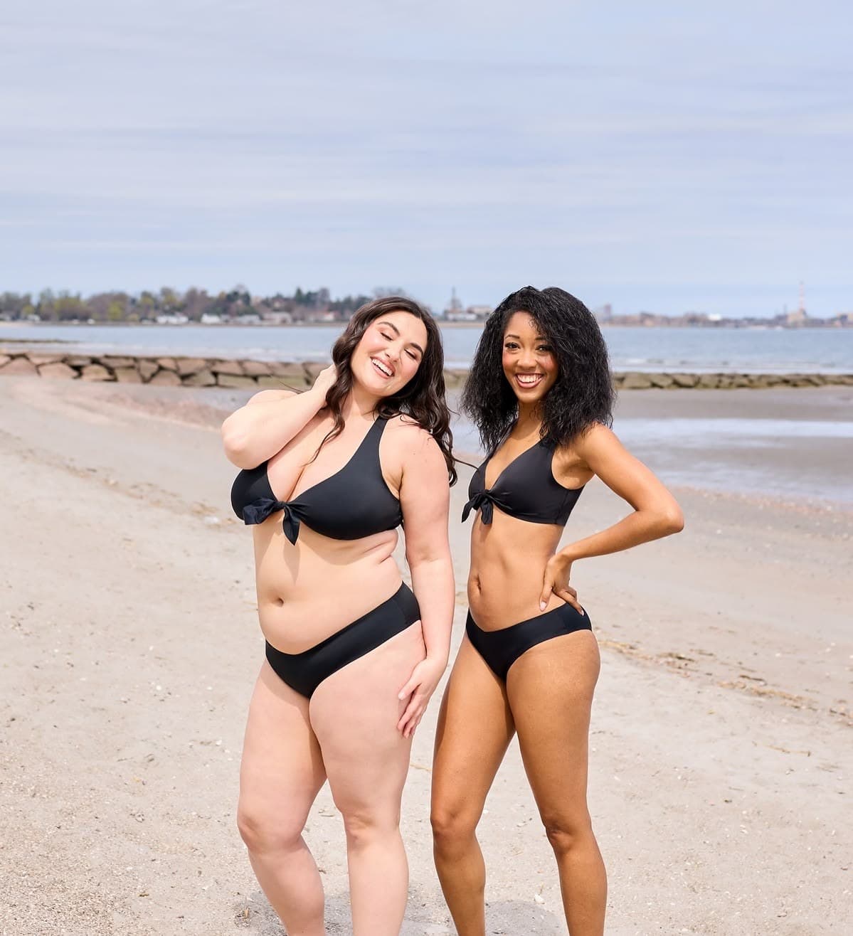 Deux femmes souriantes en maillot de bain sur la plage