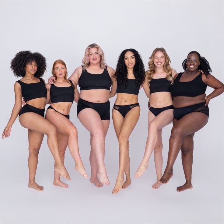 Six femmes de morphologies variées se tenant côte à côte