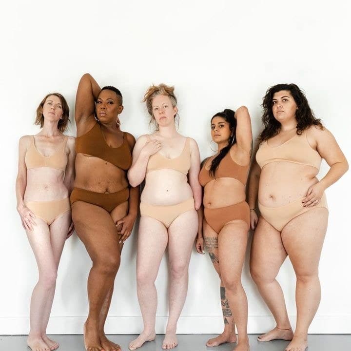 Cinq femmes de toutes morphologies en sous-vêtements couleur chair