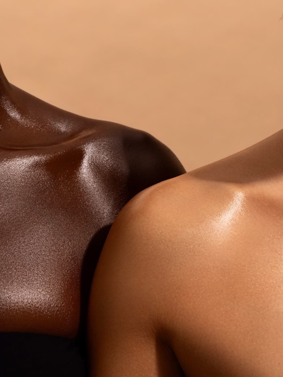 Deux épaules aux carnations différentes sur fond sable